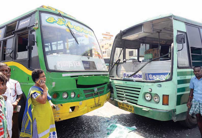 ஈரோடு பஸ் நிலையத்தில் 2 பஸ்கள் மோதல்