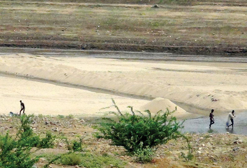 மாதேஸ்வரன் மலைக்கு தண்ணீர் எடுக்க காவிரியின் குறுக்கே மணல்மூட்டைகள் அடுக்கி தடுப்பு