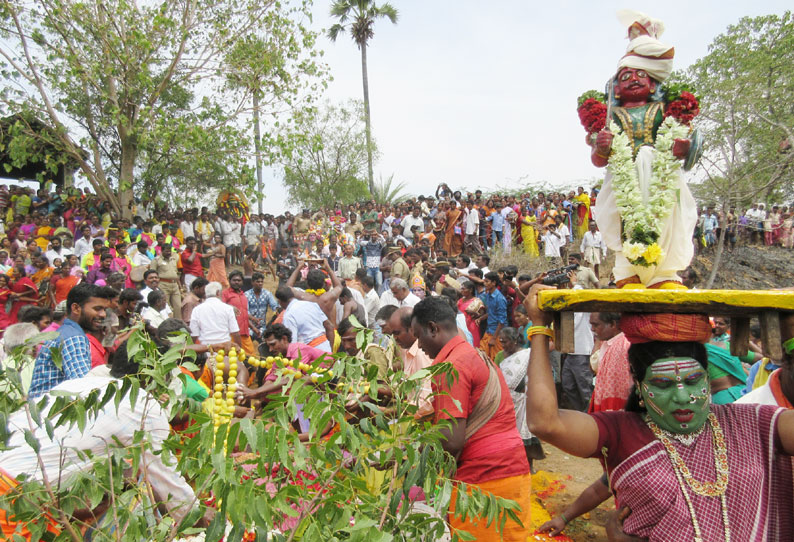 சங்கராபுரம் அருகே பெரியநாயகி அம்மன் கோவிலில் மயானக்கொள்ளை விழா திரளான பக்தர்கள் சாமி தரிசனம்