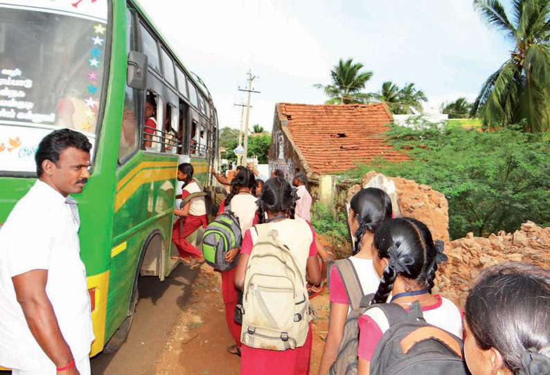 அரசு பள்ளிக்கூடத்தில் மாணவர் சேர்க்கையை அதிகரிப்பதற்காக இலவச பஸ் வசதி