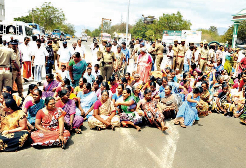 தேனி கலெக்டர் அலுவலகம் முன்பு அ.தி.மு.க. எம்.எல்.ஏ.வை கண்டித்து கிராம மக்கள் சாலை மறியல்