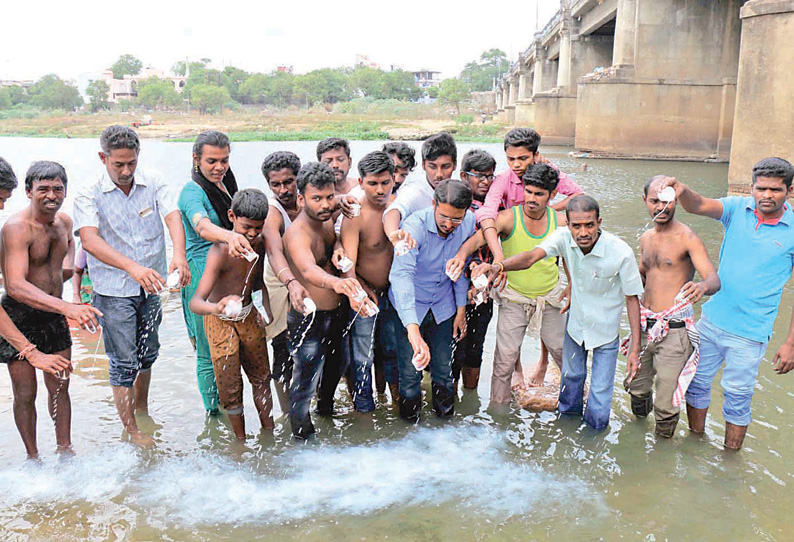 ஐகோர்ட்டு தீர்ப்பை தொடர்ந்து தாமிரபரணி ஆற்றில் இறங்கி மாணவர்கள் போராட்டம்