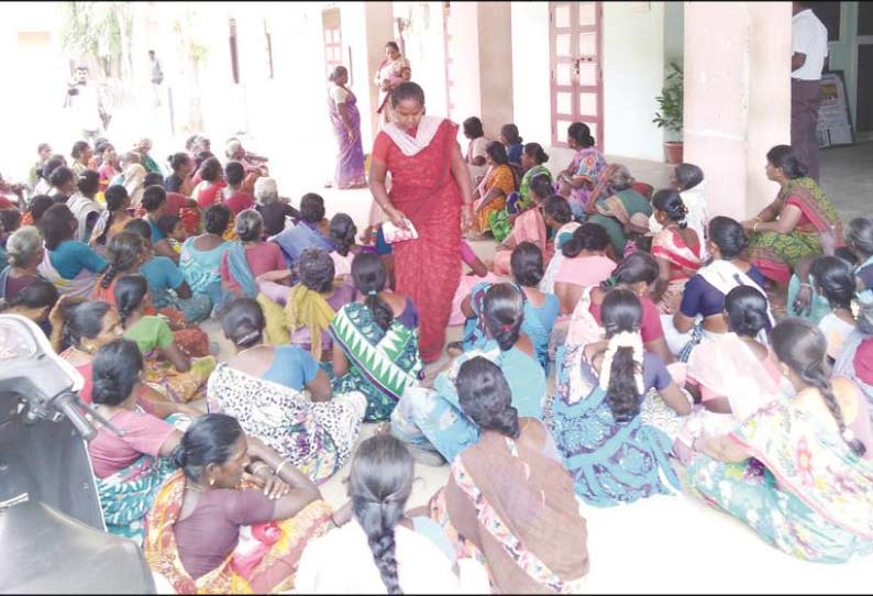 ஊராட்சி ஒன்றிய அலுவலகத்தை நூறு நாள் வேலை திட்ட பணியாளர்கள் முற்றுகை