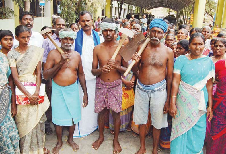 ஈரோடு கலெக்டர் அலுவலகத்துக்கு துண்டு கட்டிக்கொண்டு மனு கொடுக்க வந்த விவசாய தொழிலாளர்கள்