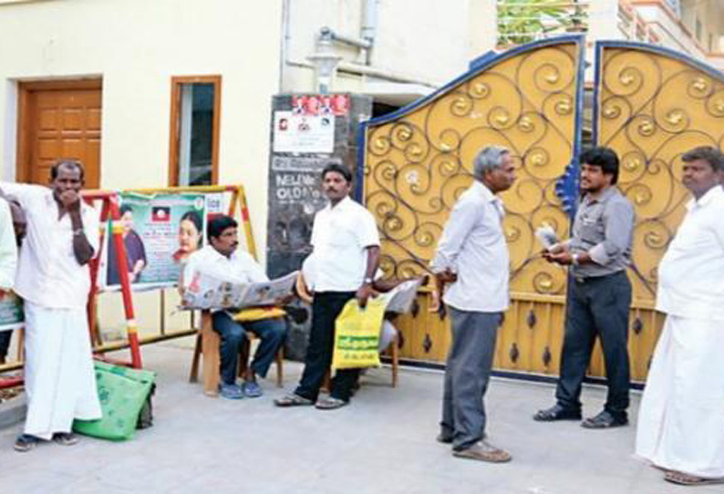 நம்பி வந்தவர்கள் ஏமாற்றம்- விரக்தி:காற்று வாங்கும் தீபா வீடு