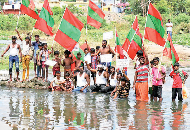 குளிர்பான நிறுவனங்கள் தண்ணீர் எடுக்க எதிர்ப்பு:  தாமிரபரணி ஆற்றில் இறங்கி 3-வது நாளாக போராட்டம்