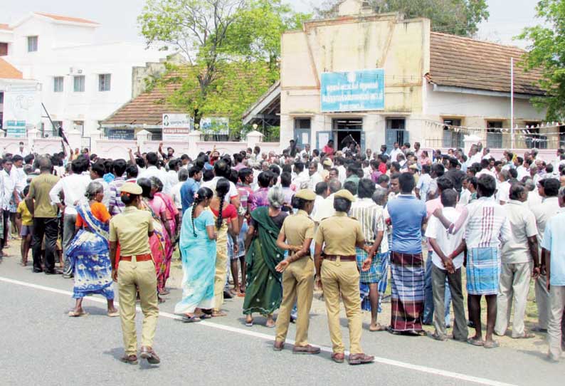 புதிய கட்டிடம் கட்ட வலியுறுத்தி தாலுகா அலுவலகத்தை பொதுமக்கள் முற்றுகை