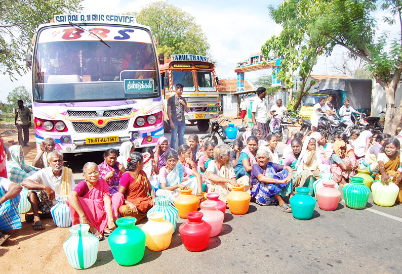 வேடசந்தூர் அருகே, குடிநீர் கேட்டு காலிக்குடங்களுடன் சாலை மறியலில் ஈடுபட்ட பொதுமக்கள் ஒரு மணி நேரம் போக்குவரத்து பாதிப்பு