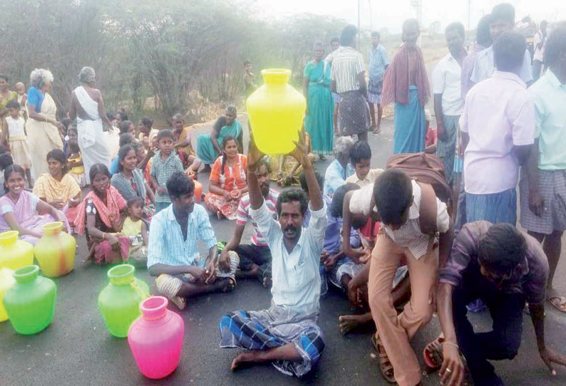 இட்டமொழி அருகே குடிநீர் கேட்டு, காலிக்குடங்களுடன் கிராம மக்கள் சாலைமறியல் போக்குவரத்து பாதிப்பு