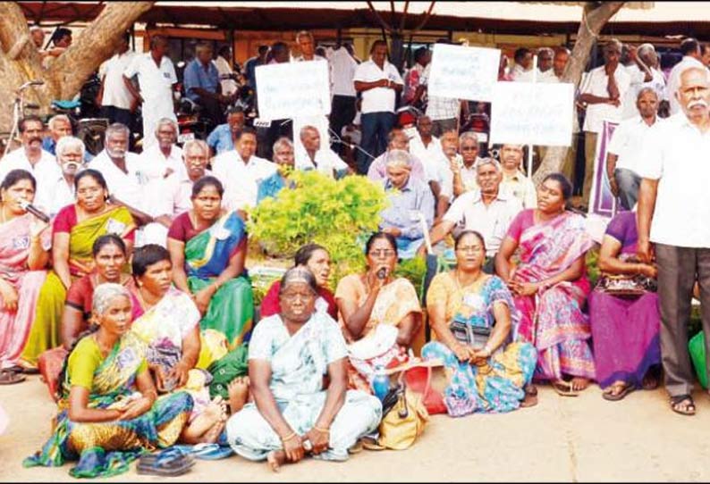 திருச்சி மண்டல போக்குவரத்து கழக அலுவலகத்தில் ஓய்வூதியர்கள் காத்திருப்பு போராட்டம்