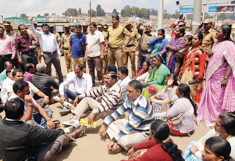 கோரிக்கைகளை வலியுறுத்தி சாலைமறியலில் ஈடுபட்ட ஊரக வளர்ச்சி துறை பணியாளர்கள் கைது