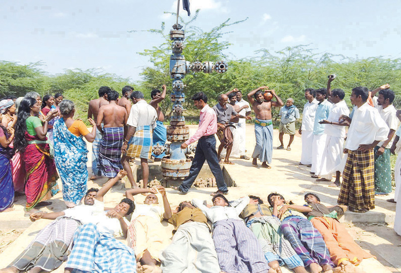 இயற்கை எரிவாயு எடுக்க எதிர்ப்பு: ஆழ்துளை கிணற்றுக்கு இறுதிச்சடங்கு செய்து போராட்டம்