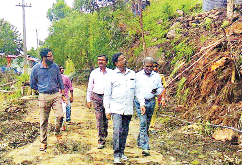 பாறைகள் உருண்டு விழுந்த பகுதியில் புவியியல் துறை அதிகாரிகள் ஆய்வு