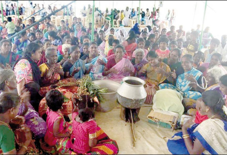 வடகாட்டில் கால்நடைகள், பாத்திரங்களுடன் அகதிகளாக குடியேறும் போராட்டம்