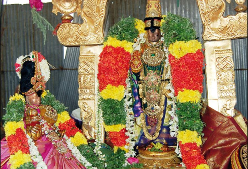 ஸ்ரீரங்கம் கொள்ளிடம் ஆற்றில் திருவெள்ளறை பெருமாள் தீர்த்தவாரி கண்டருளினார்