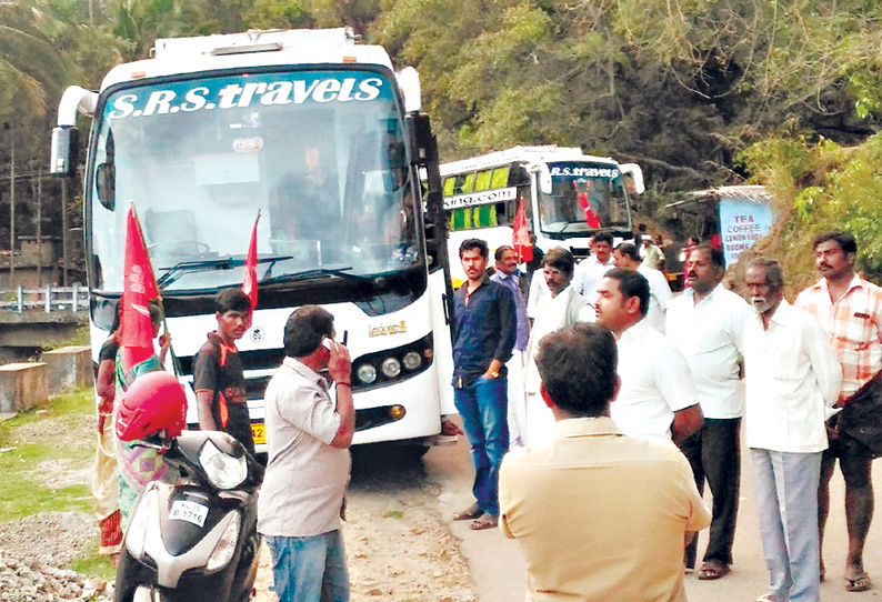 விபத்தை ஏற்படுத்திவிட்டு நிவாரணம் வழங்காததால் தனியார் பஸ்சை சிறைபிடித்த கம்யூனிஸ்டு கட்சியினர்