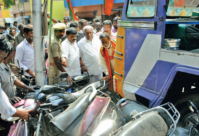 கொருக்குப்பேட்டையில் தண்ணீர் லாரி மோதி 10 மோட்டார் சைக்கிள்கள் சேதம்