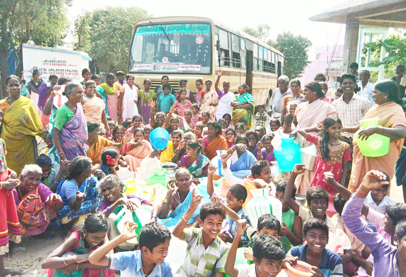 தடையின்றி குடிநீர் வினியோகம் செய்யக்கோரி பஸ்சை சிறை பிடித்து கிராம மக்கள் போராட்டம் உளுந்தூர்பேட்டை அருகே பரபரப்பு