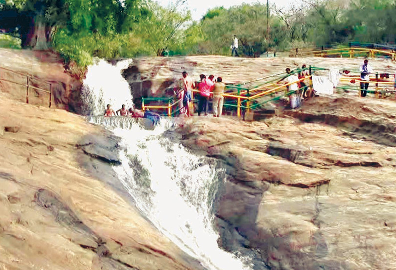 கும்பக்கரை அருவியில் சுற்றுலா பயணிகள் குளிக்க அனுமதி