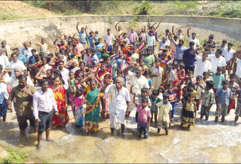 பேனா, பேப்பர், மையுடன் ஊர்வலமாக வந்து வடகாட்டில் பொதுமக்கள் போராட்டம்