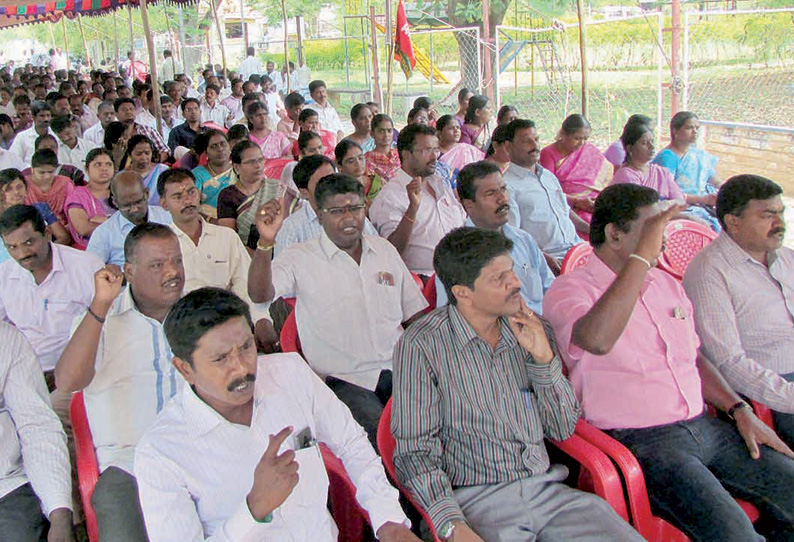 தர்மபுரி கலெக்டர் அலுவலகம் முன்பு ஊரக வளர்ச்சித்துறை அலுவலர்கள் காத்திருப்பு போராட்டம்