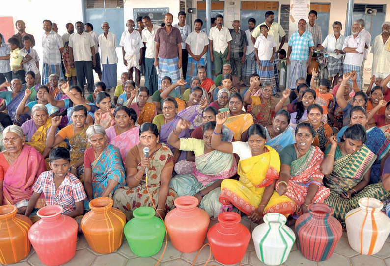 கார்கூடல்பட்டி ஊராட்சி மன்ற அலுவலகத்தை காலிக்குடங்களுடன் பெண்கள் முற்றுகை தண்ணீர் பிரச்சினையை தீர்க்க ஆழ்துளை கிணறு அமைக்க கோரிக்கை