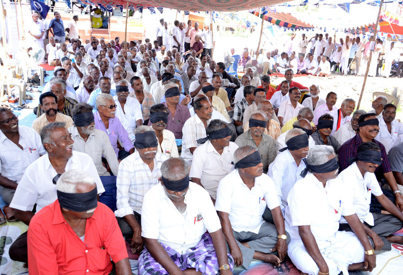 விழுப்புரத்தில் கண்ணில் கருப்பு துணியை கட்டி ஓய்வு பெற்ற தொழிலாளர்கள் போராட்டம்