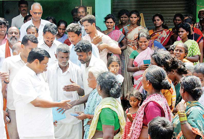 கட்டி முடிக்கப்பட்ட ரே‌ஷன் கடையை திறக்ககோரி அ.தி.மு.க. எம்.எல்.ஏ.வை பொதுமக்கள் முற்றுகையிட்டனர் குடும்ப அட்டைகளை வீசியதால் பரபரப்பு