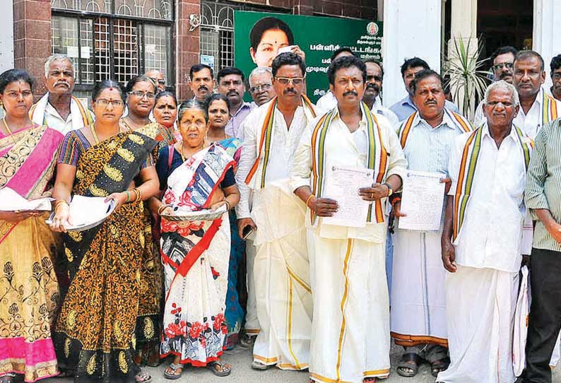 திருவேற்காட்டில் மீன் மார்க்கெட்டை அகற்ற கோரி திருவள்ளூர் கலெக்டர் அலுவலகத்தில் பொதுமக்கள் முற்றுகை