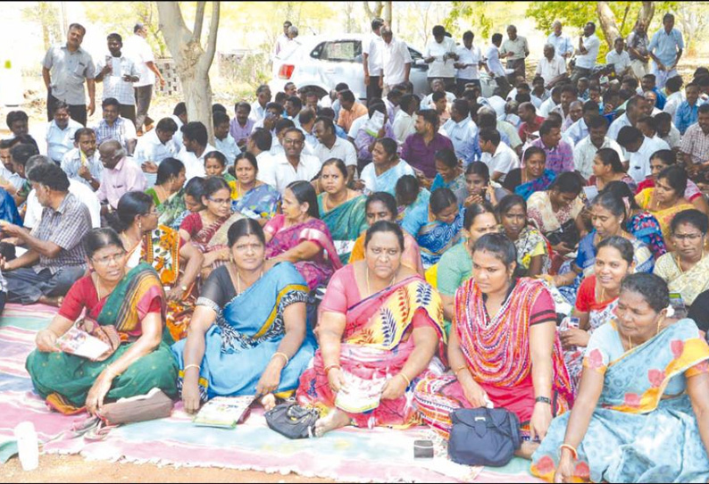 ஊரக வளர்ச்சி துறை அலுவலர்கள் சங்கத்தினர் காத்திருப்பு போராட்டம்