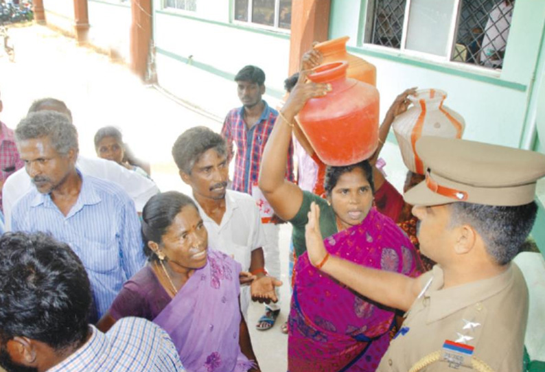 குடிநீர் வழங்கக்கோரி காலி குடங்களுடன் நாகை கலெக்டர் அலுவலகத்தை பொதுமக்கள் முற்றுகை