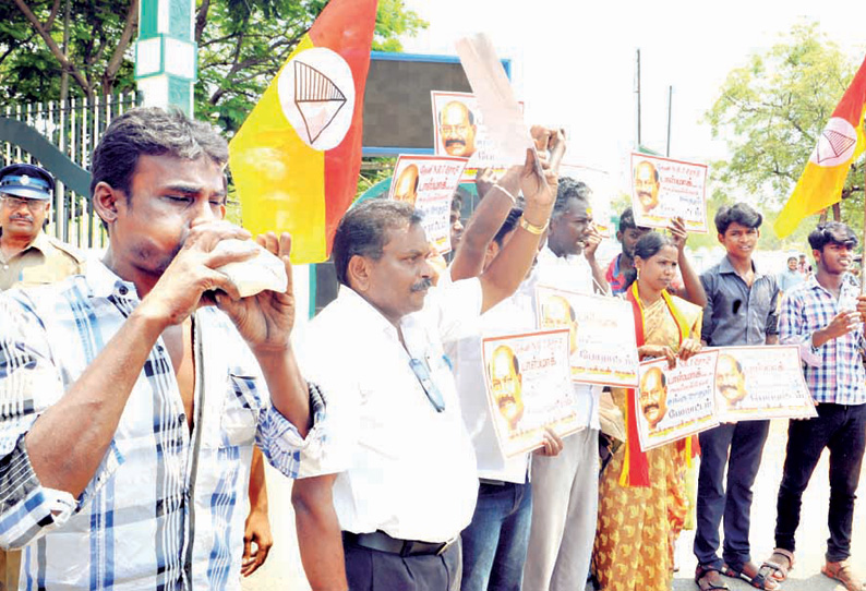 மதுபான கடைக்கு சங்கு; மீனவர் பிரச்சினைக்கு தூக்கு: கலெக்டர் அலுவலகம் முன்பு நூதன போராட்டங்கள்