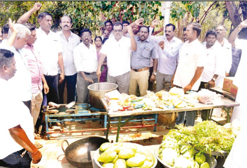 ஊரக வளர்ச்சித்துறை அலுவலர்கள் காத்திருப்பு போராட்டம் சமையல் செய்து சாப்பிட்டனர்