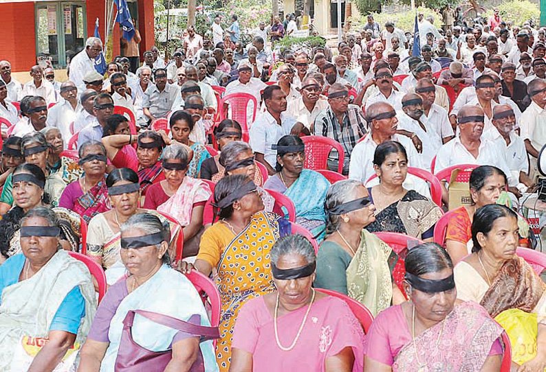 ஓய்வு பெற்ற அரசு போக்குவரத்துக்கழக தொழிலாளர்கள் கண்களில் கருப்புத்துணி கட்டி போராட்டம்