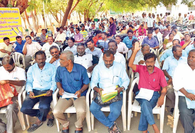 ஊரக வளர்ச்சித்துறை அலுவலர் சங்கத்தினர் தூத்துக்குடி கலெக்டர் அலுவலகத்தில் காத்திருப்பு போராட்டம்