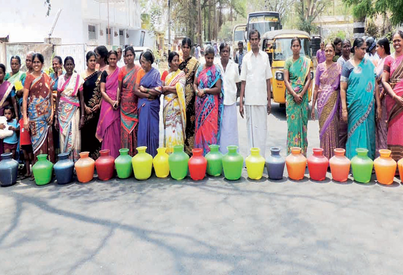 அவினாசி பகுதியில் குடிநீர் கேட்டு 2 இடங்களில் பொதுமக்கள் சாலை மறியல்