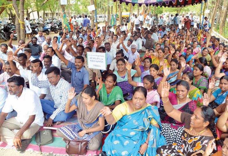 ஈரோடு கலெக்டர் அலுவலக வளாகத்தில் ஊரக வளர்ச்சித்துறை அலுவலர்கள் காத்திருப்பு போராட்டம்