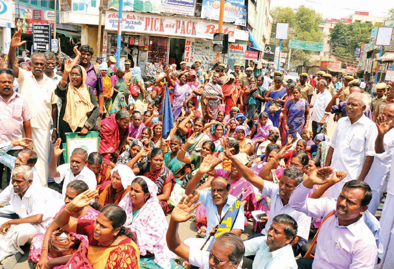 நெல்லையில் சத்துணவு ஊழியர்கள் சாலை மறியல் பெண்கள் உள்பட 211 பேர் கைது