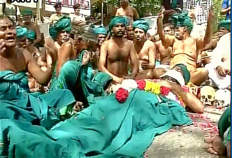 டெல்லியில் 12 வது நாளாக விவசாயிகள் போராட்டம் இன்று மரத்தின் மீது ஏறி போராட்டத்தில் ஈடுபட்டனர்