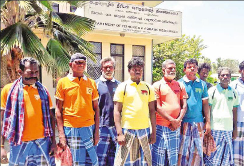 நெடுந்தீவு அருகே மீன் பிடித்து கொண்டிருந்த தமிழக மீனவர்கள் 12 பேர் சிறைபிடிப்பு