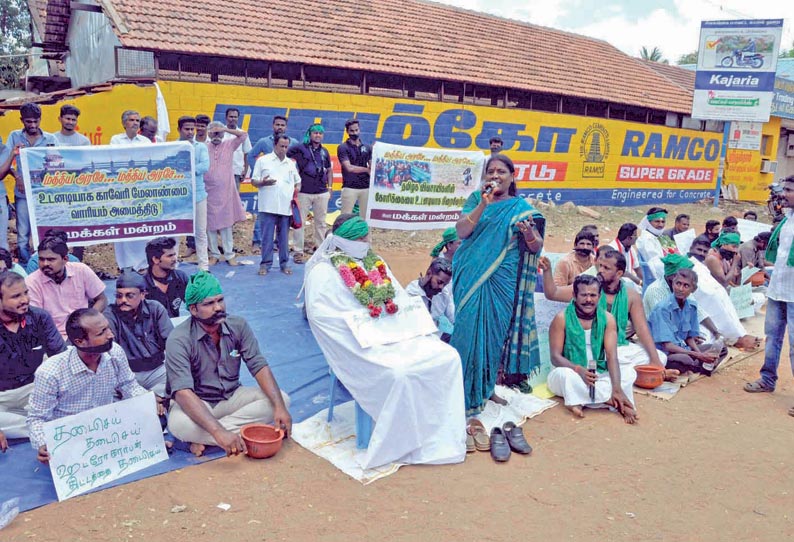 புதுடெல்லியில் போராடும் விவசாயிகளுக்கு ஆதரவாக காரைக்குடியில் மக்கள் மன்றத்தினர் நூதன போராட்டம்