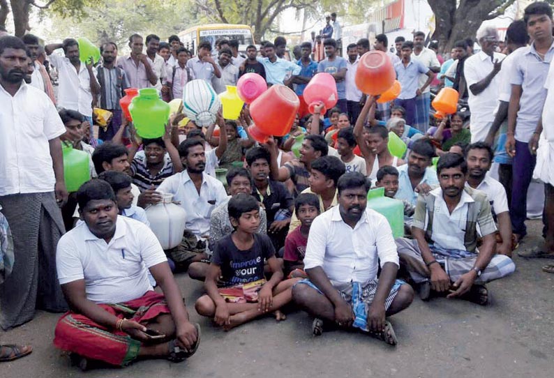 பெரியகுளம், அடிஅண்ணாமலையில் குடிநீர் கேட்டு பொதுமக்கள் சாலை மறியல் போக்குவரத்து பாதிப்பு