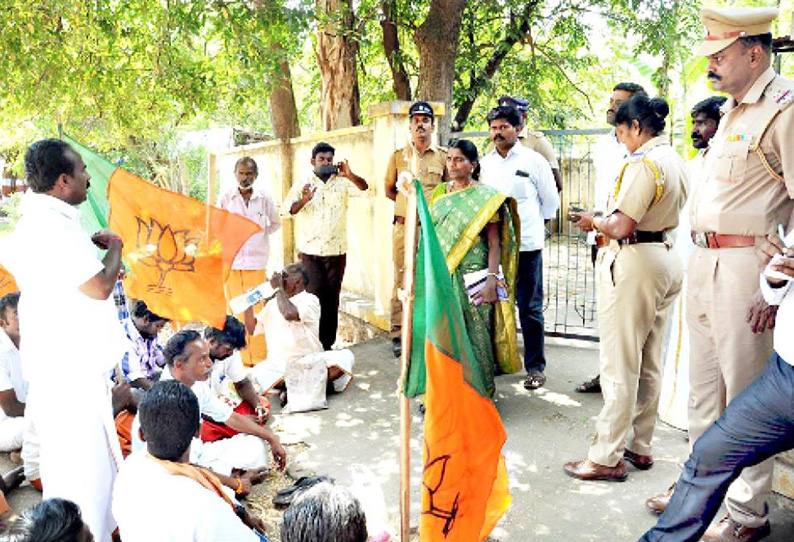 பெரியகுளம் வருவாய் ஆய்வாளர் அலுவலகத்தை பா.ஜ.க.வினர் முற்றுகை