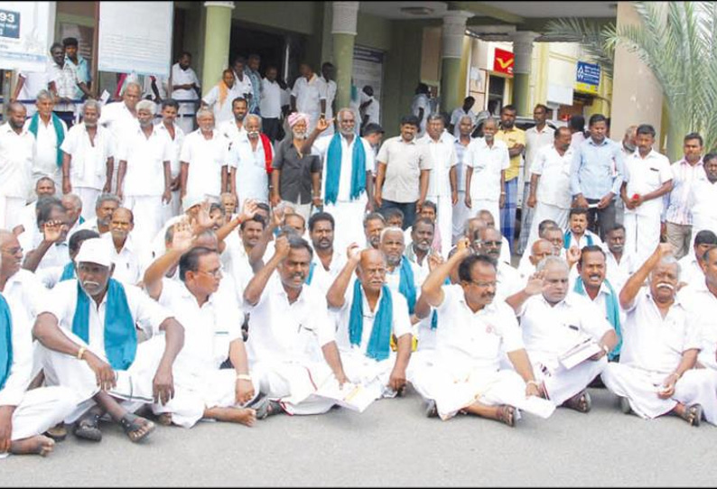 டெல்லி போராட்டத்துக்கு ஆதரவு தெரிவித்து விவசாயிகள் குறைதீர் கூட்டத்தில் நிர்வாகிகள் வெளிநடப்பு