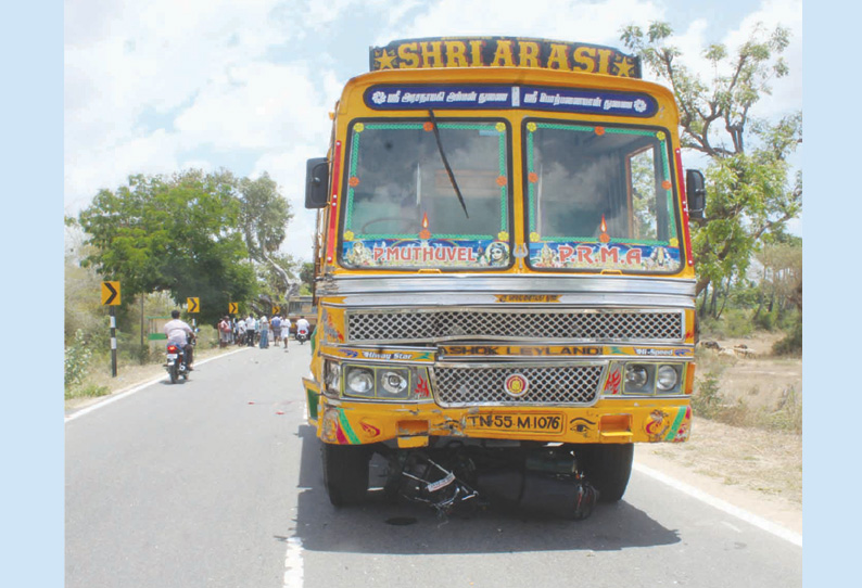 அரசு பஸ் மீது மோதிய டிப்பர் லாரி மொபட்டில் மோதியதில் கூலி தொழிலாளி பலி