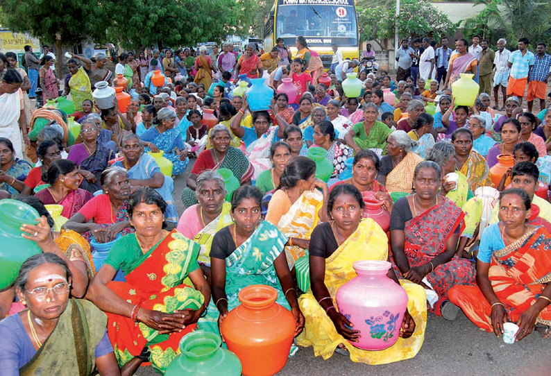 தாராபுரம் அருகே,குடிநீர் கேட்டு பெண்கள் சாலை மறியல்–தர்ணா