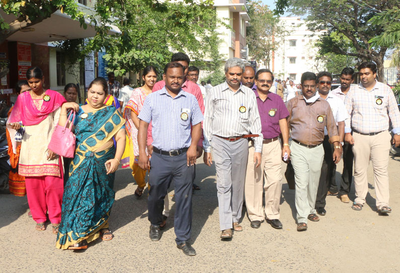 புதிய ஊதியம் வழங்ககோரி அரசு டாக்டர்கள் கோரிக்கை அட்டை அணிந்து போராட்டம்