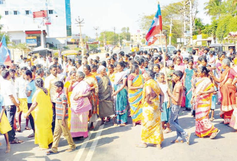 கோவில் மீது பெட்ரோல் குண்டு வீச்சு: சாலை மறியலில் ஈடுபட்டவர்கள் மீது கல்வீச்சு