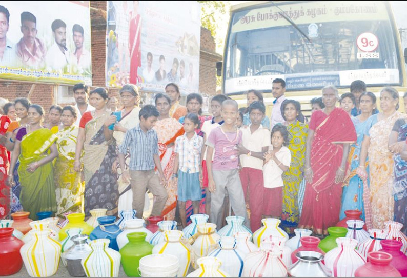 குடிநீர் வழங்கக்கோரி காலி குடங்களுடன் பொதுமக்கள் சாலை மறியல் போக்குவரத்து பாதிப்பு