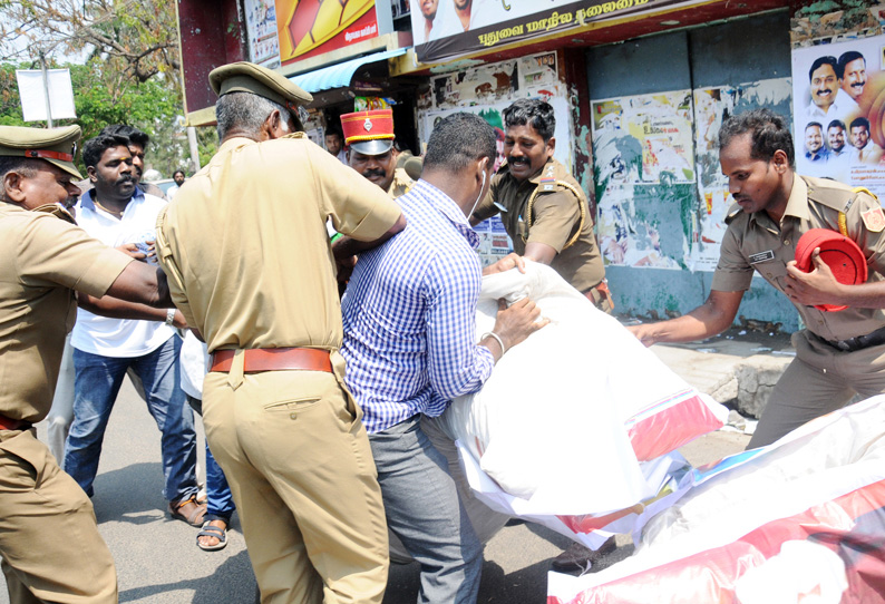 பிரதமர், கவர்னரை கண்டித்து ஆர்ப்பாட்டம் உருவபொம்மைகளை எரிக்க முயன்ற 70 பேர் கைது